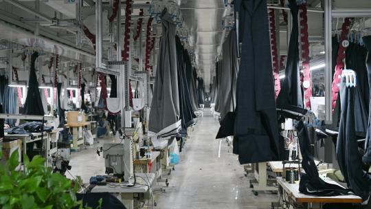 现代服装企业全自动吊挂车间