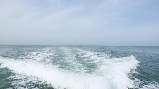 h海面上行驶船只带起的波浪视频素材模板下载