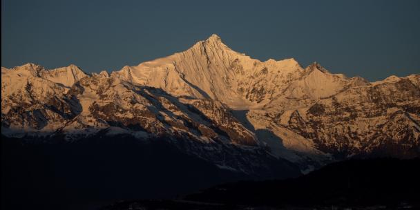 梅里主峰日照金山