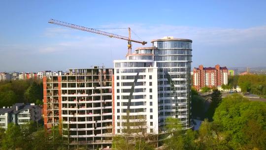 新建住宅建筑施工现场的高工业塔式起重机