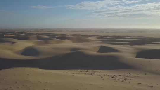 非洲沙漠沙丘的空中无人驾驶飞机视图