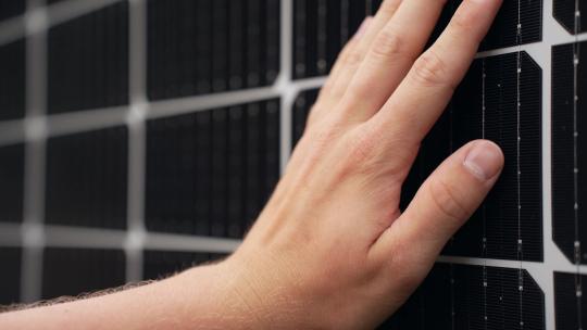 触摸太阳能电池板表面视频素材模板下载