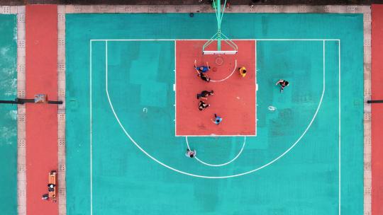 航拍城市学校篮球场上运动健身比赛的学生