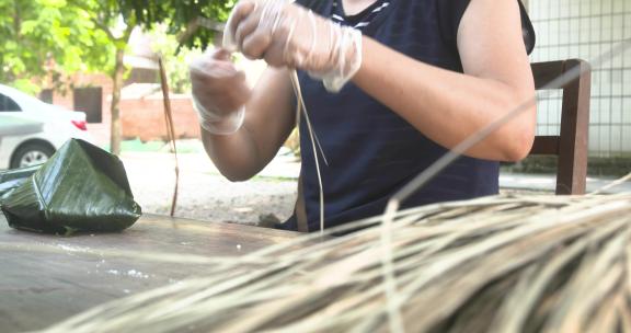 4kl1蕉园村 裹蒸粽制作 包粽手法1