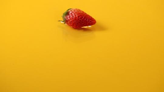 一个草莓掉