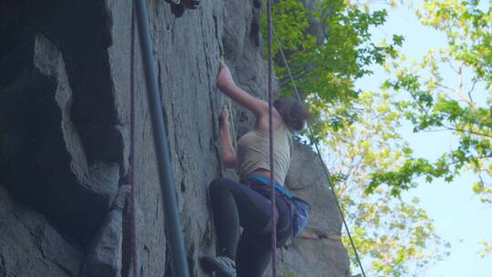 一个正在攀岩的女人