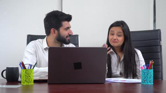 快乐的印度员工讨论项目视频素材模板下载