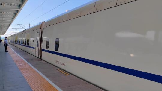 吉林省延吉西站站台进站的高铁动车组列车视频素材模板下载