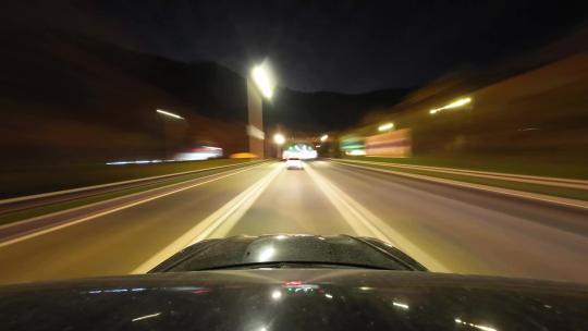 晚上汽车行驶在高速公路上延时摄影