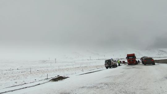 西藏317国道车窗外交警处理冰雪路面拥堵视频素材模板下载