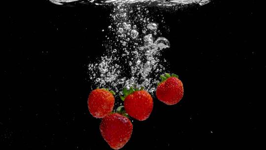 草莓掉入水中慢动作