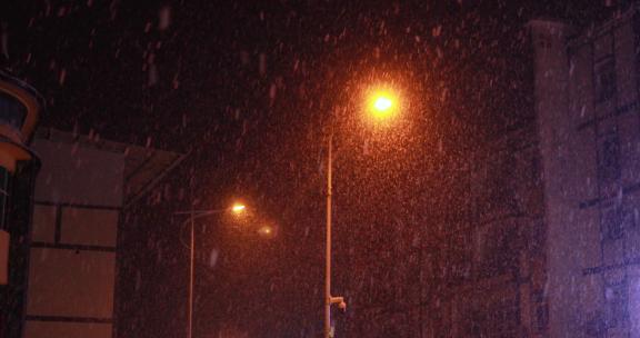 城市路口飘雪夜晚路灯空镜头
