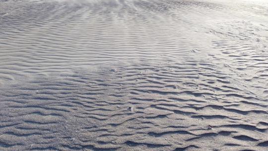 沙滩上的沙子被风吹沙尘暴概念