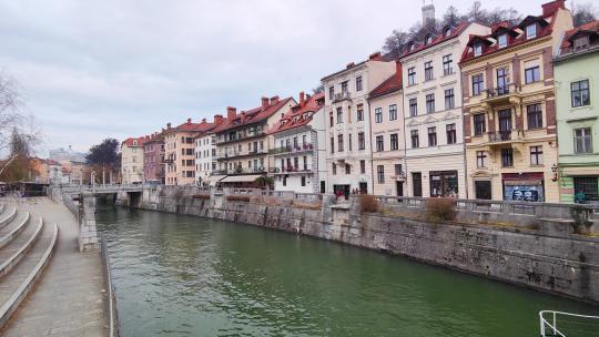 船在斯洛文尼亚首都卢布尔雅那的运河