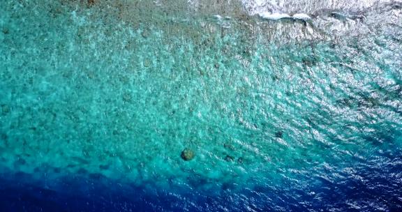 白天鸟瞰复制太空拍摄的白色天堂海滩和蓝色水域背景五颜六色