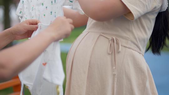 温馨风孕妇为婴儿准备衣服4K实拍视频