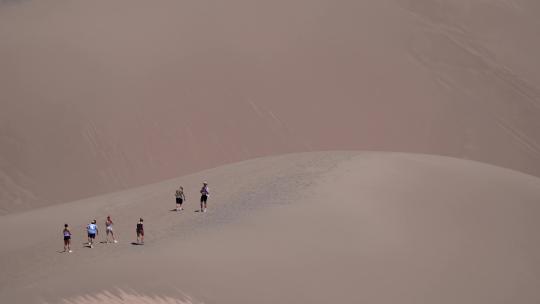 游客走在沙漠上