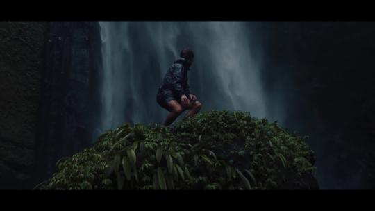 人与自然和谐瀑布探险冒险视频素材模板下载
