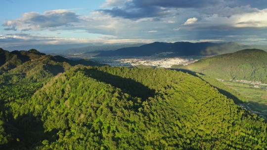 腾冲城市旁的火山