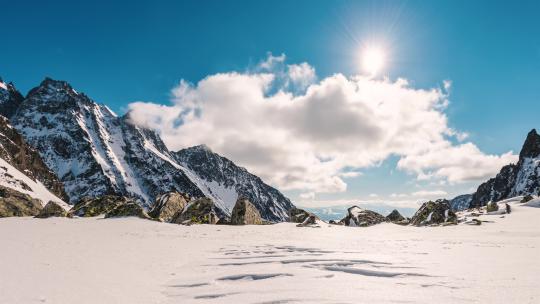晴朗的温特尔阿尔卑斯山的云运动大自然