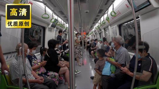 地铁车厢空境 乘坐地铁 乘客使用手机