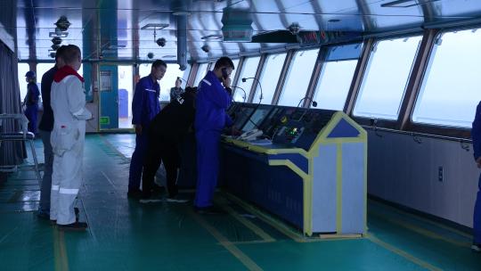 海员在货轮驾驶室操作方向盘视频素材模板下载
