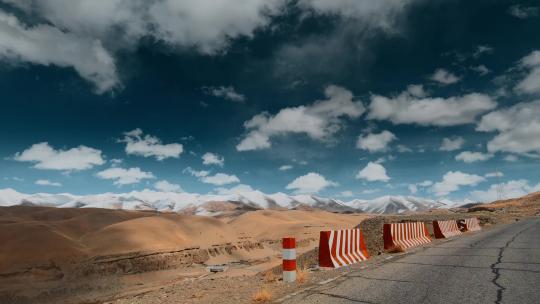 西藏旅游风光219国道车窗外高原防滑土堆