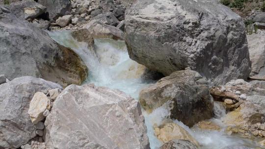 溪水冲过岩石