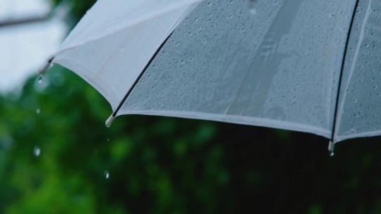 雨滴雨水落到雨伞上慢动作