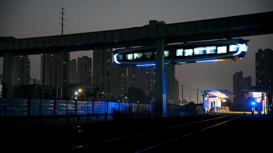 武汉立体轨道交通工具空轨列车与有轨电车