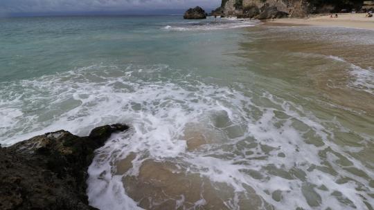 海滩沙滩海水冲岩石海浪浪花飞溅手持镜头