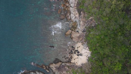 海浪击打岩石