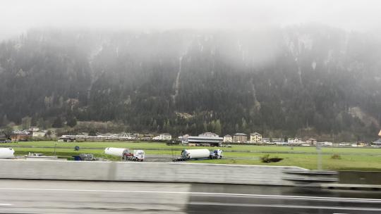 火车窗外风景动车高铁窗外路边美景雪景瑞士