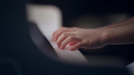 女孩弹钢琴手部特写视频素材模板下载