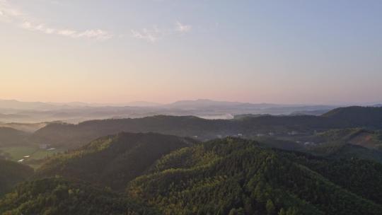 群山山峰日出