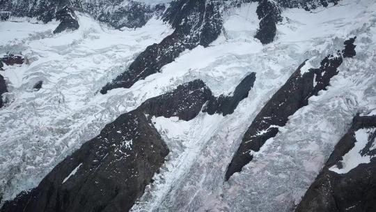 大冰川的山崖