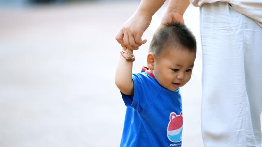 小男孩学走路