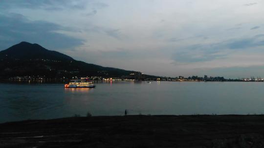 黄昏时的河上风景