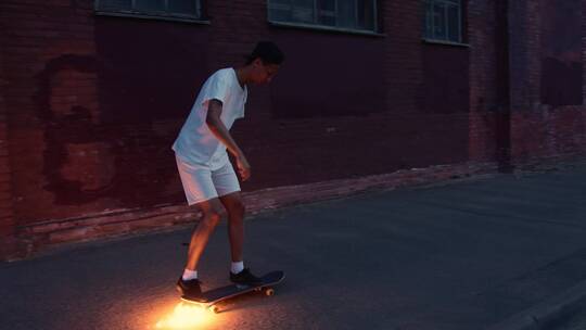 一个年轻人在玩滑板，滑板下放着点燃的烟花