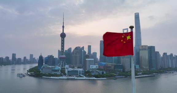 五星红旗国旗和上海外滩浦东陆家嘴天际线