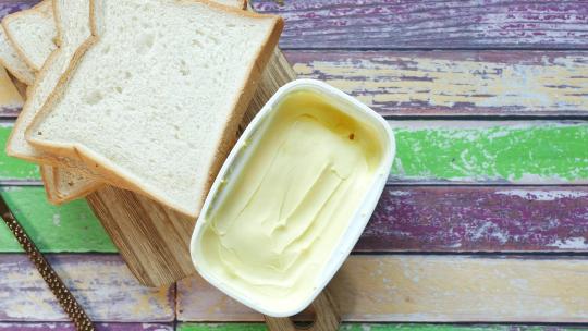 木板上的黄油和面包