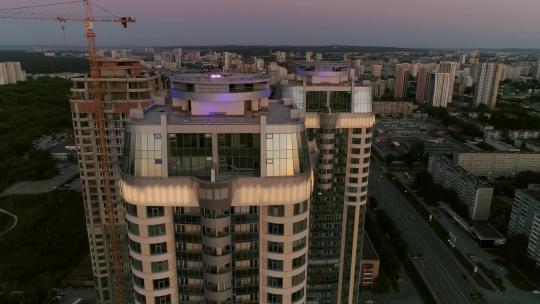日落时分城市摩天大楼的鸟瞰图视频素材模板下载