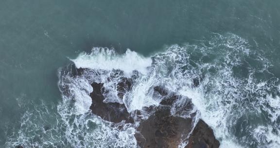 俯拍海浪拍打礁石海水冲击礁石浪花拍打岩石