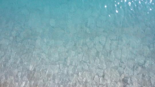 航拍戈壁滩上碧蓝的湖水纯净自然
