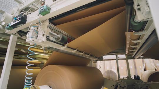 造纸厂的生产车间工作