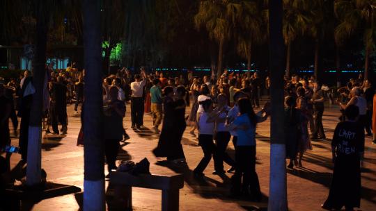 公园广场舞晚上休闲活动夜晚老年人跳舞锻炼