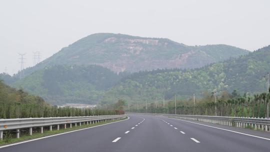 驾驶汽车行驶在高速公路上第一视角