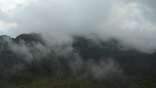 延时拍摄低云在山上移动
