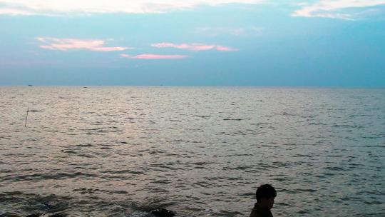 海边看日出的摄影师视频素材模板下载