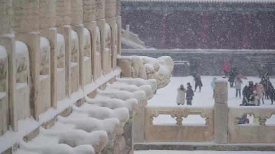 北京故宫博物院下雪天游客人流实拍